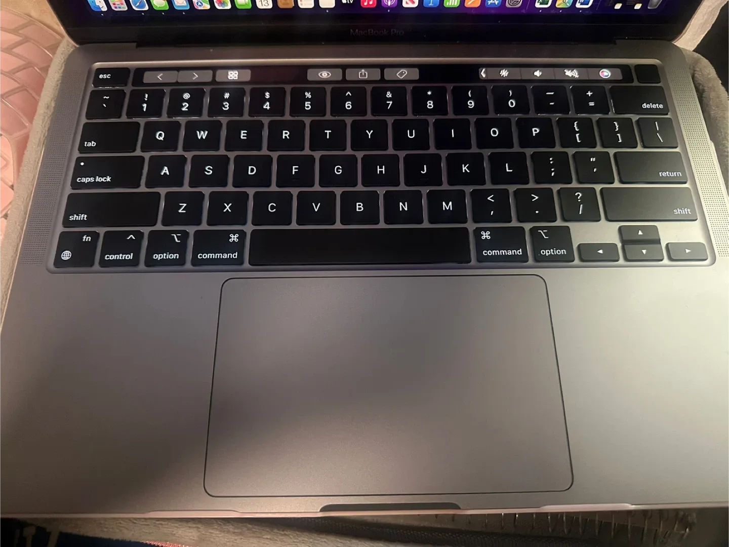 Apple MacBook Pro 13” 2022 image indicator(3)