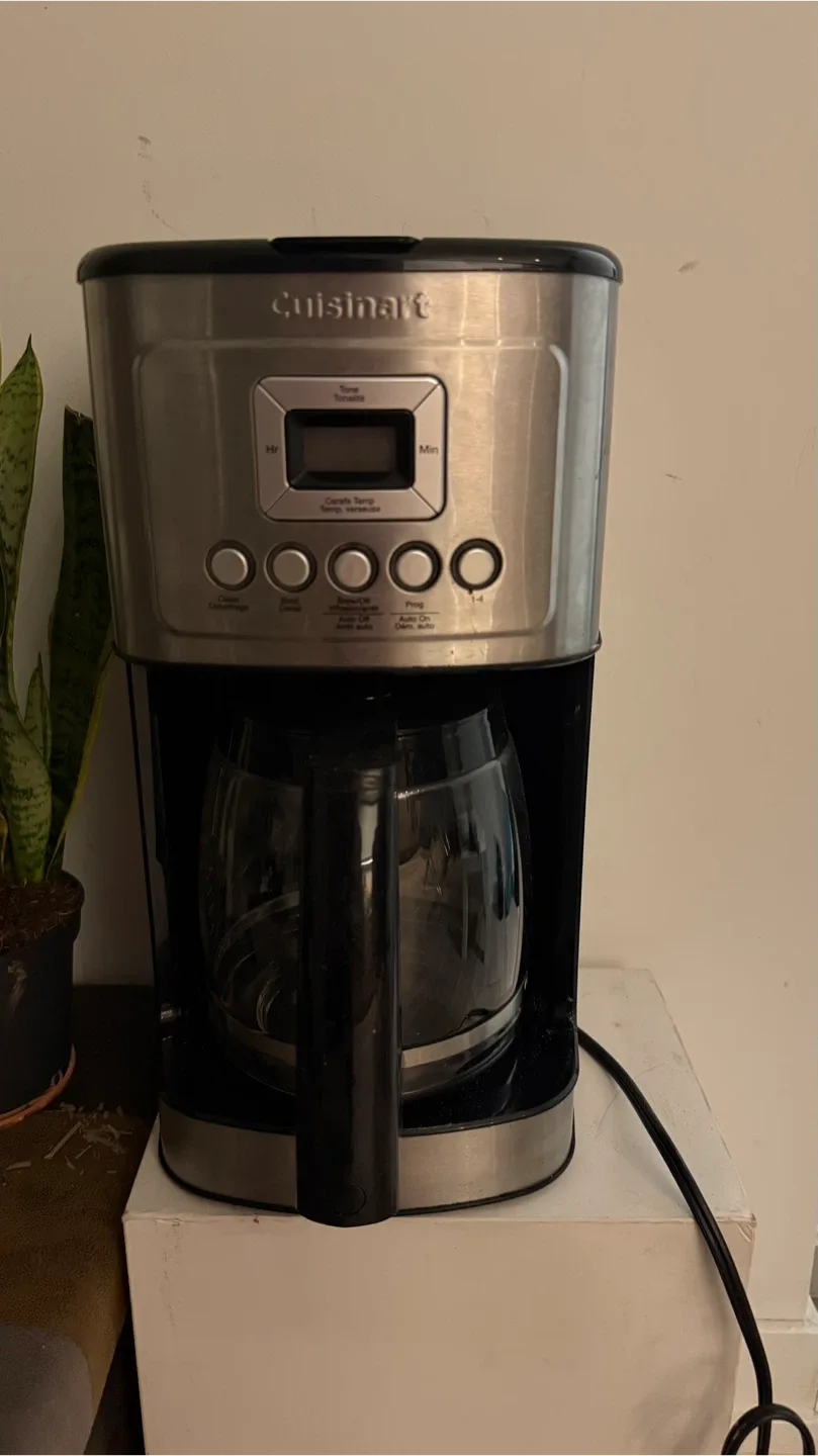 Cuisinart 14-Cup Programmable Coffee Maker image indicator(2)