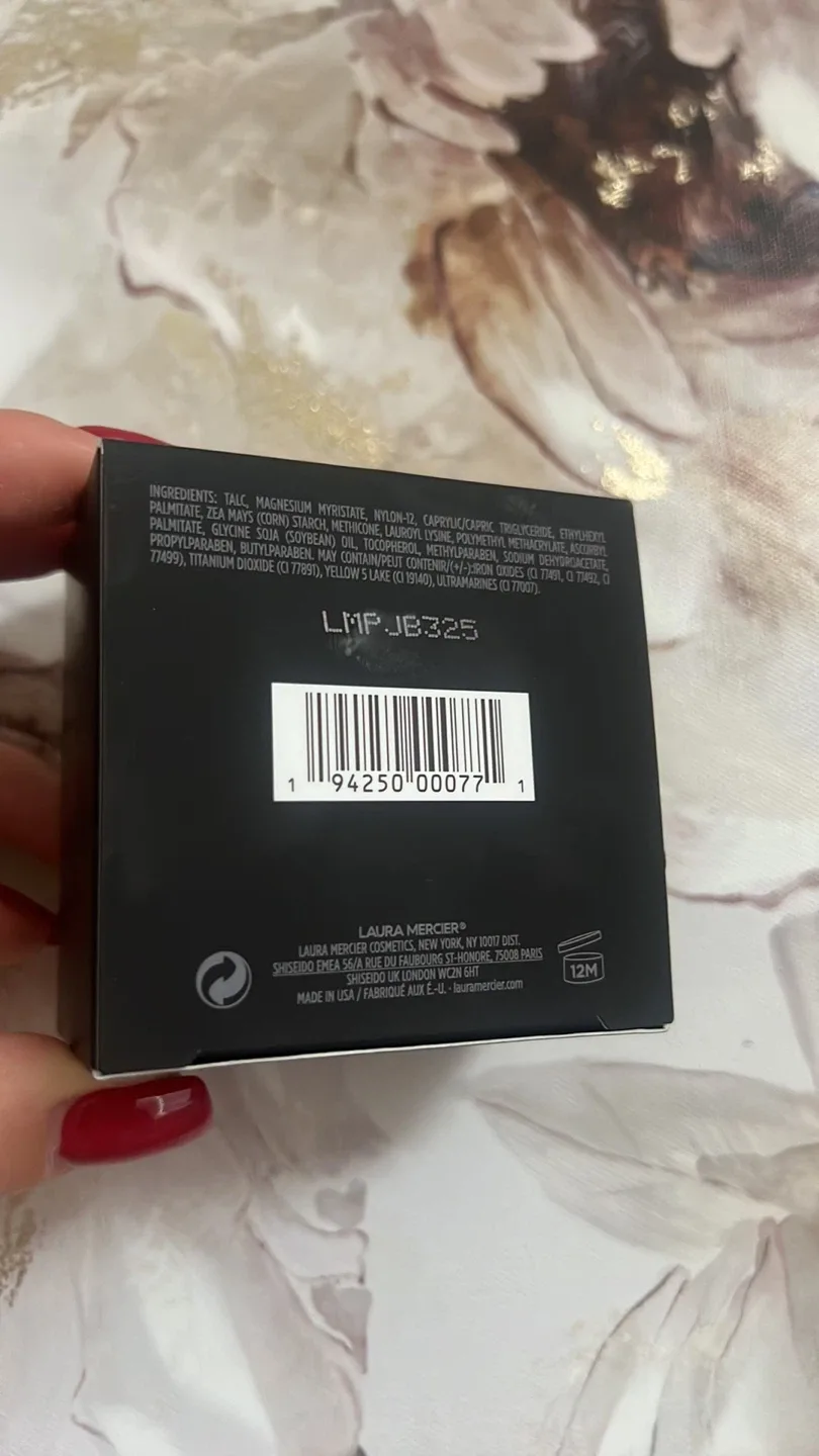 Laura Mercier Translucent Loose Setting Powder image indicator(2)
