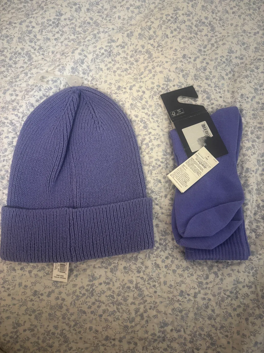 New GAP Hat & Socks Set - One Size image indicator(2)