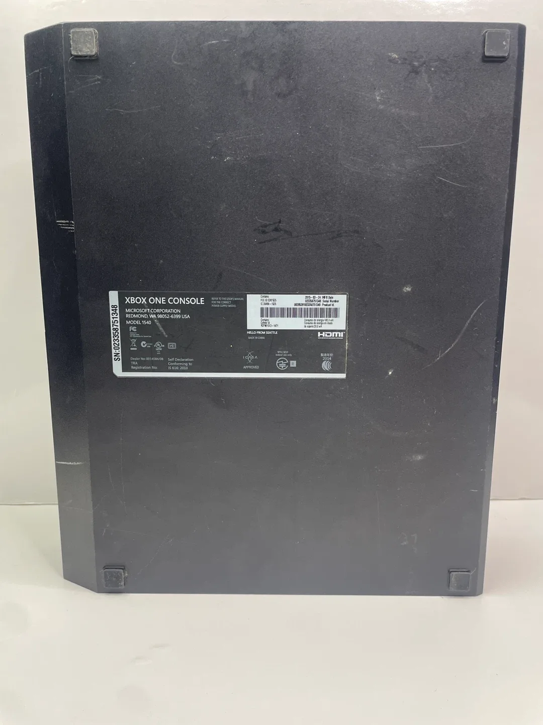 Xbox One Console with Controller and GTA V image indicator(6)