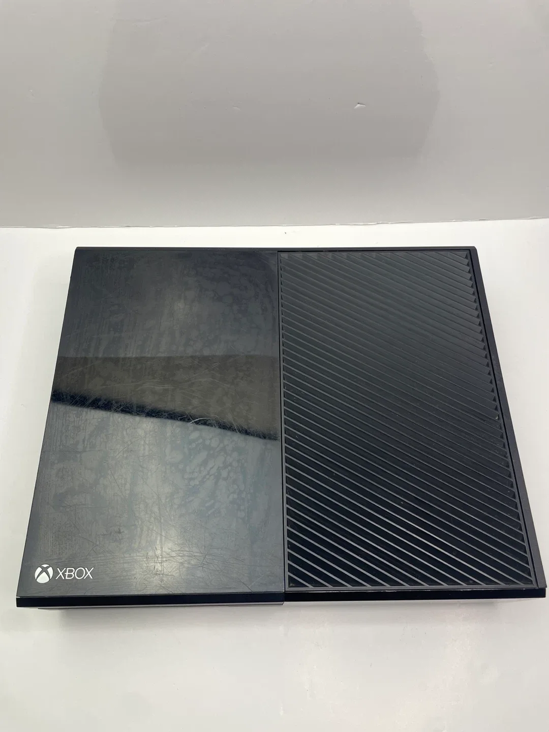 Xbox One Console with Controller and GTA V image indicator(2)