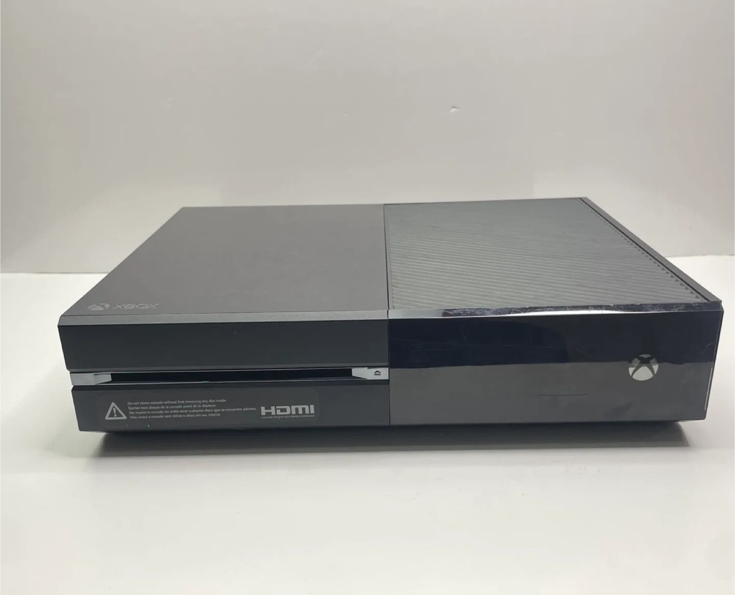 Xbox One Console with Controller and GTA V image indicator(3)
