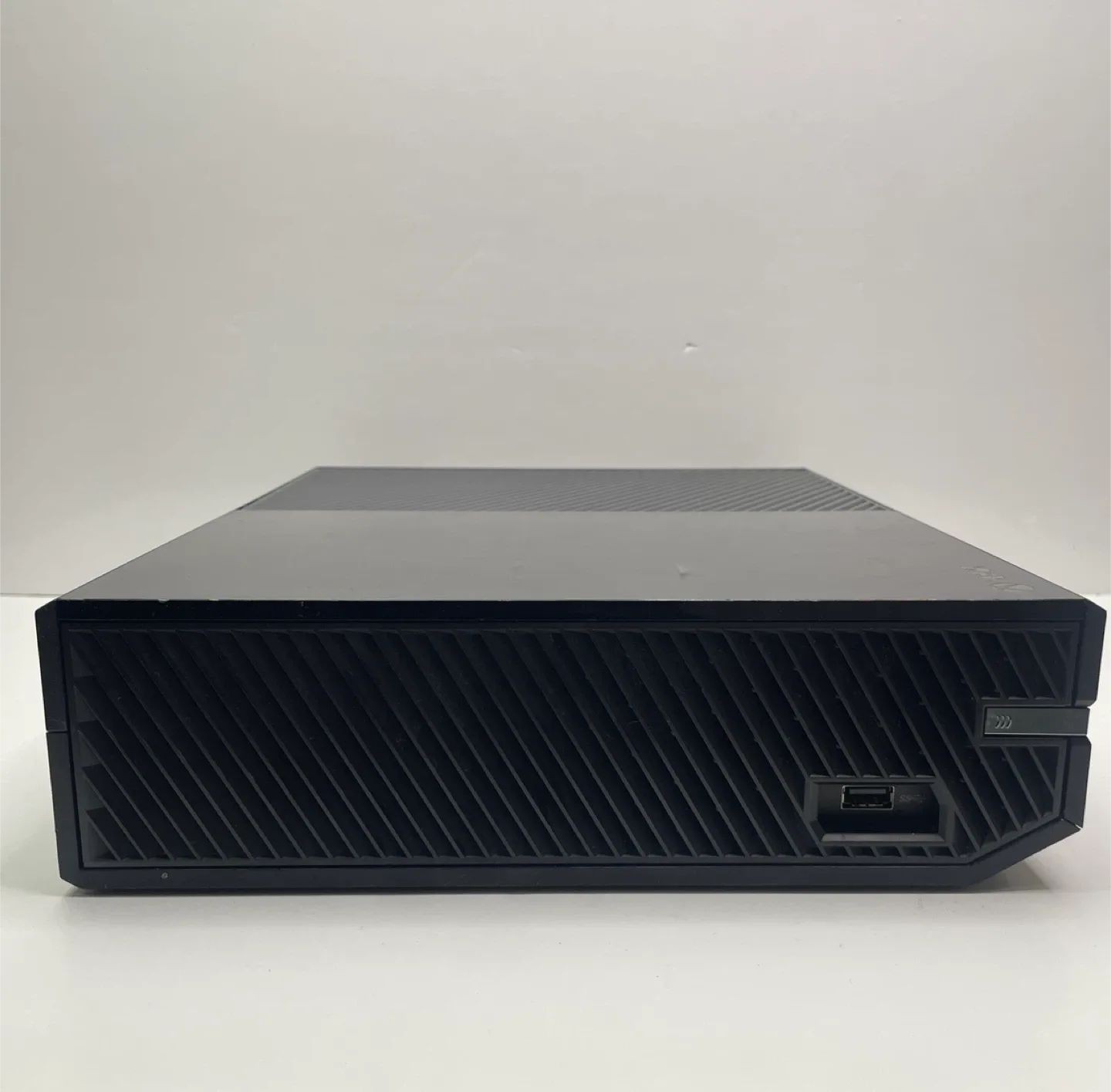 Xbox One Console with Controller and GTA V image indicator(4)