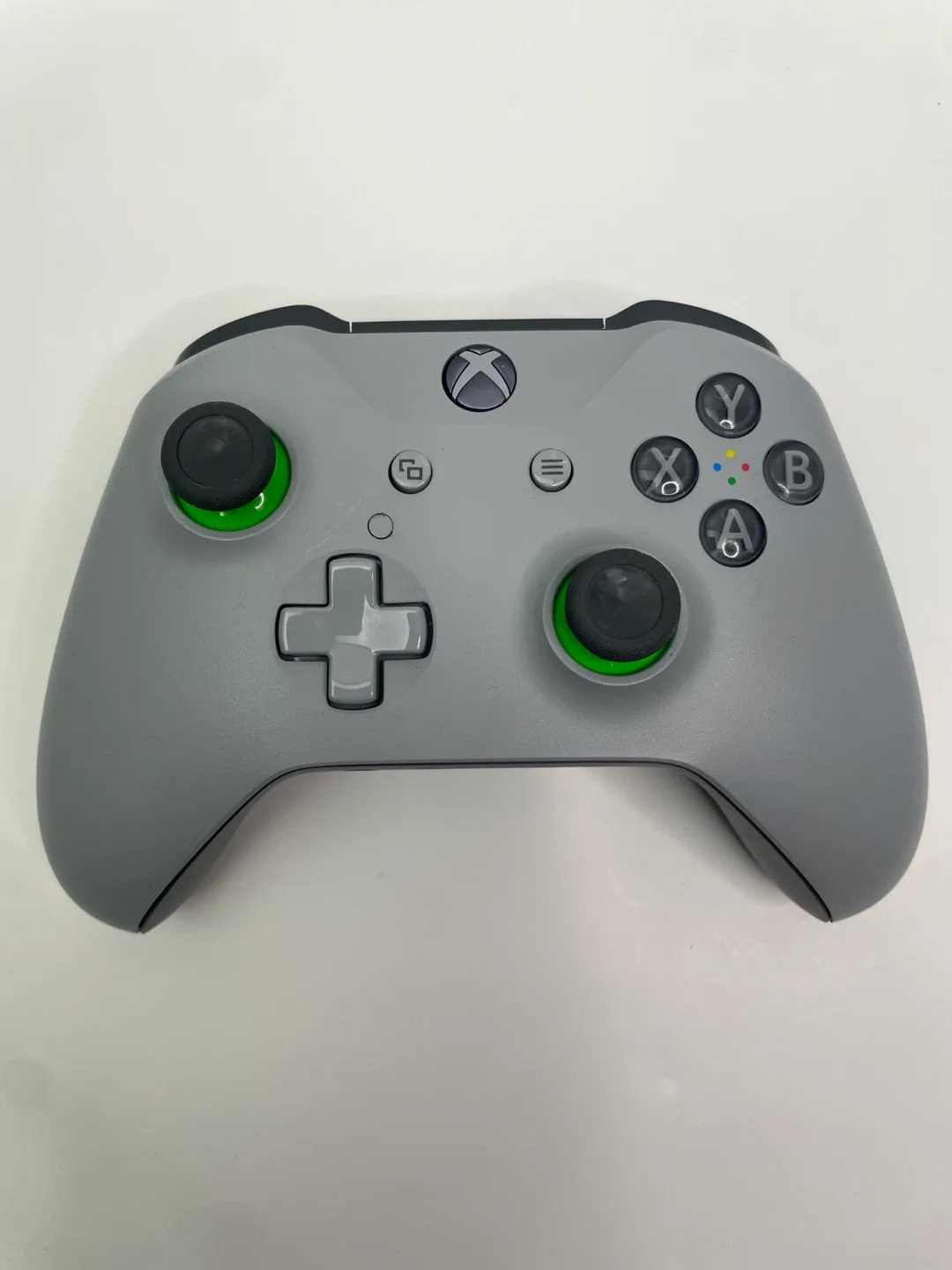 Xbox One Console with Controller and GTA V image indicator(8)