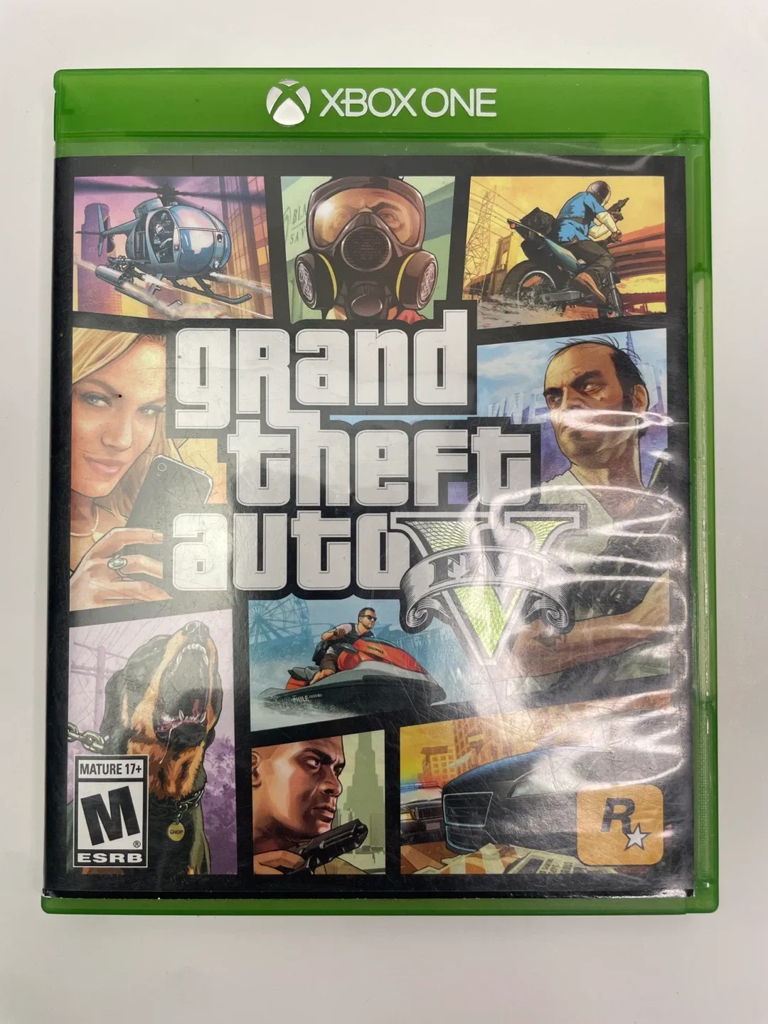 Xbox One Console with Controller and GTA V image indicator(7)