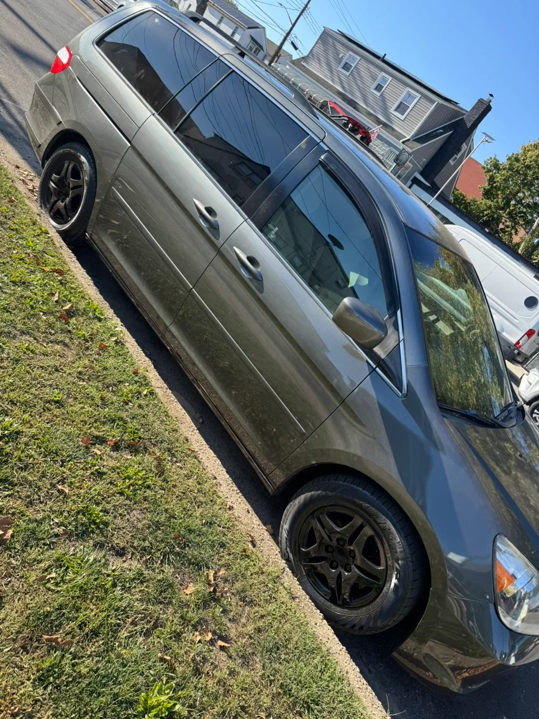 Honda Odyssey Minivan - Gray 103k miles image indicator(4)