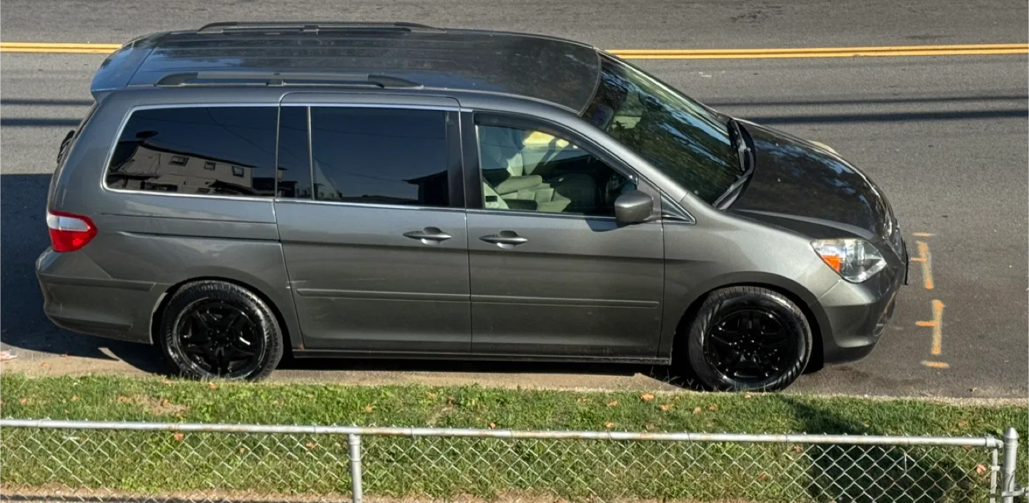 Honda Odyssey Minivan - Gray 103k miles image indicator(7)