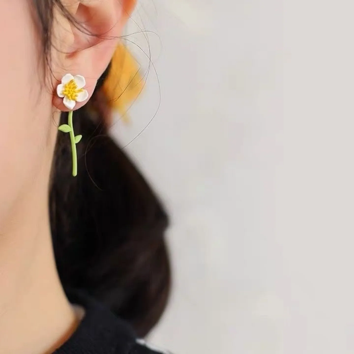 Flower Stud Earrings - Vintage Accessories image indicator(2)