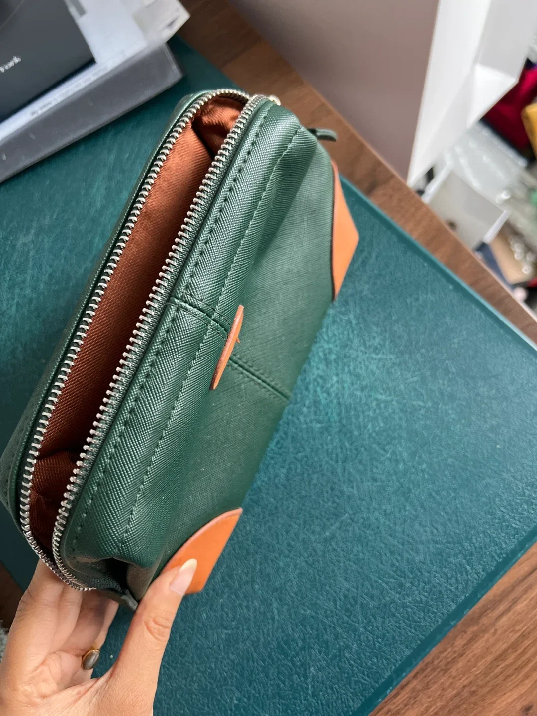 Bric's Travel Pouch Green/Brown image indicator(2)