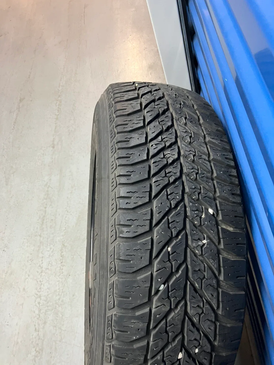 Goodyear UltraGrip Winter Tires 235/65R17 image indicator(6)