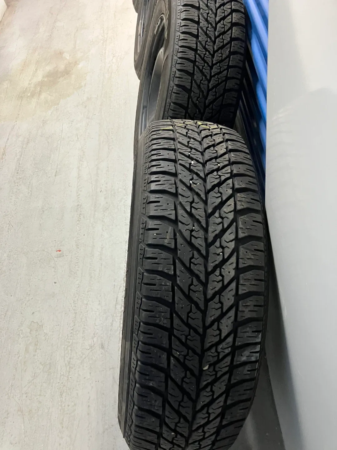 Goodyear UltraGrip Winter Tires 235/65R17 image indicator(3)