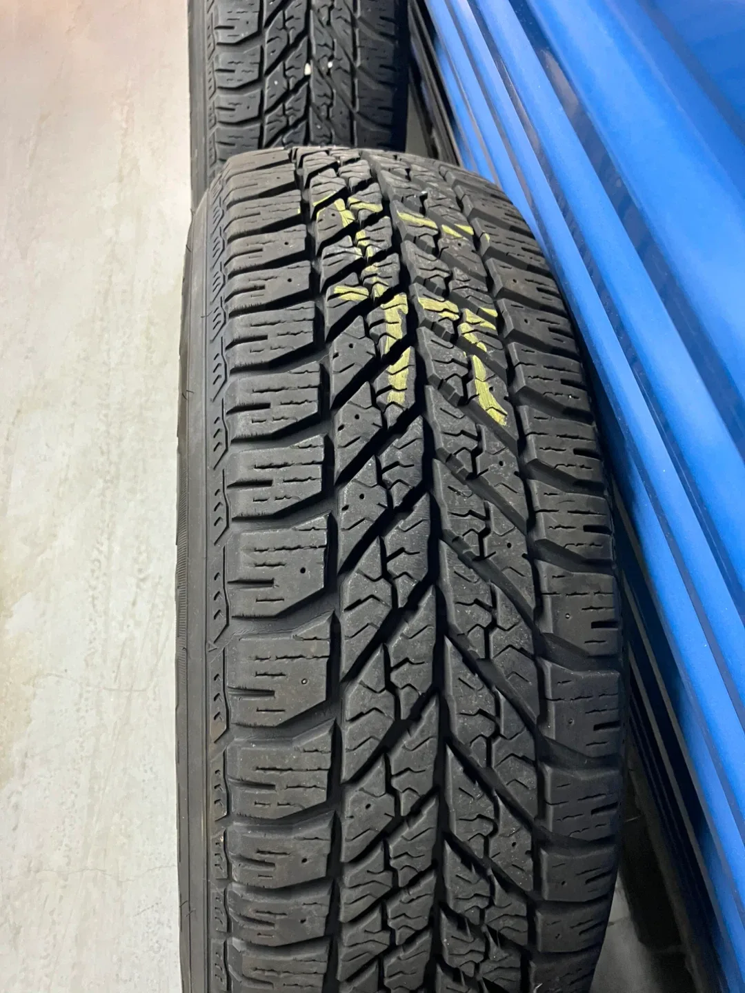 Goodyear UltraGrip Winter Tires 235/65R17 image indicator(5)