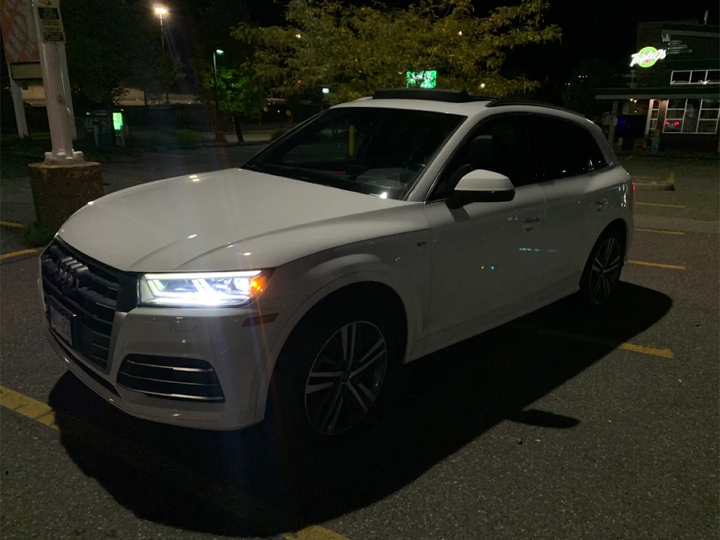White Audi Q5 SUV 2018 image indicator(4)