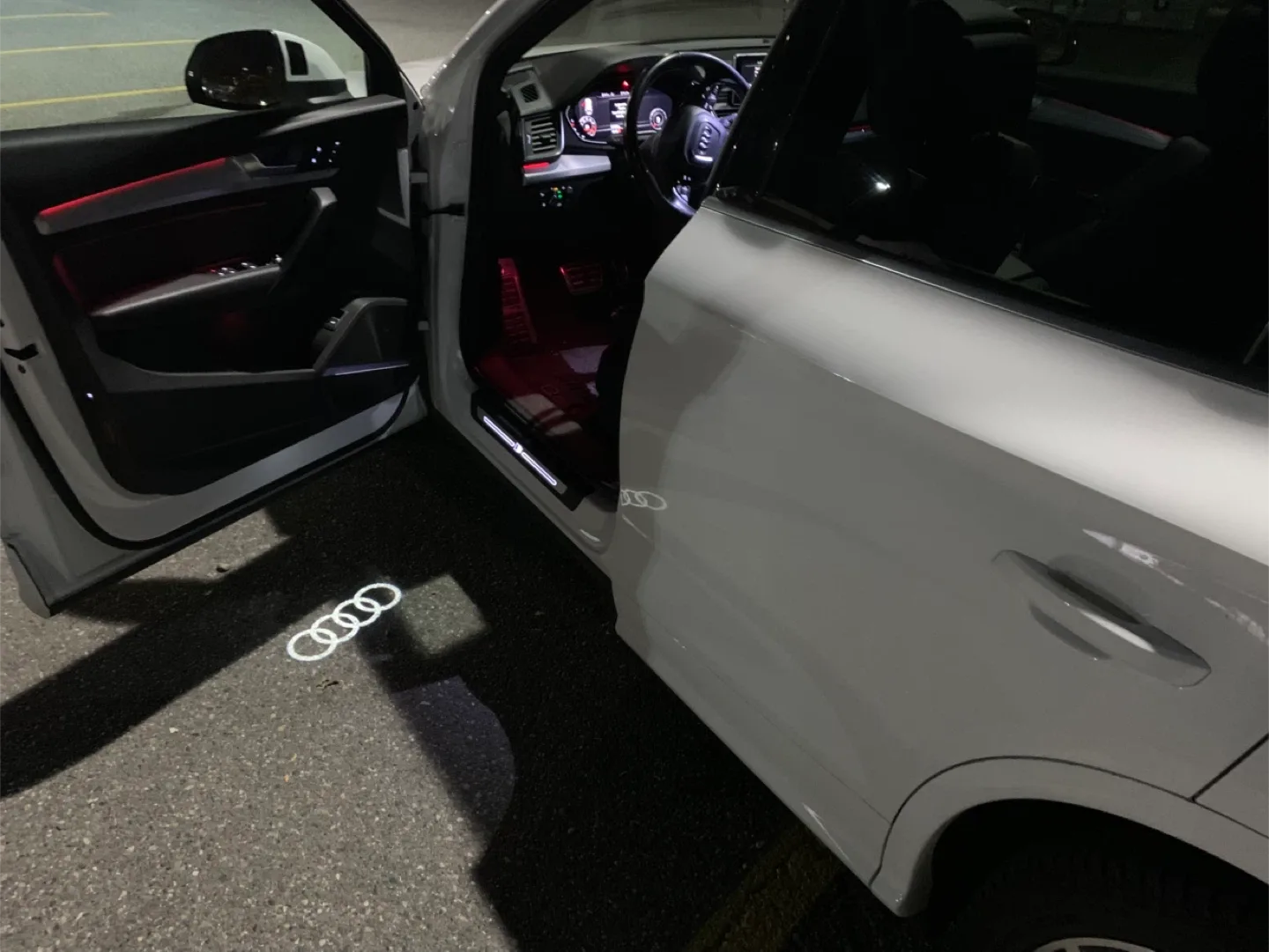 White Audi Q5 SUV 2018 image indicator(9)