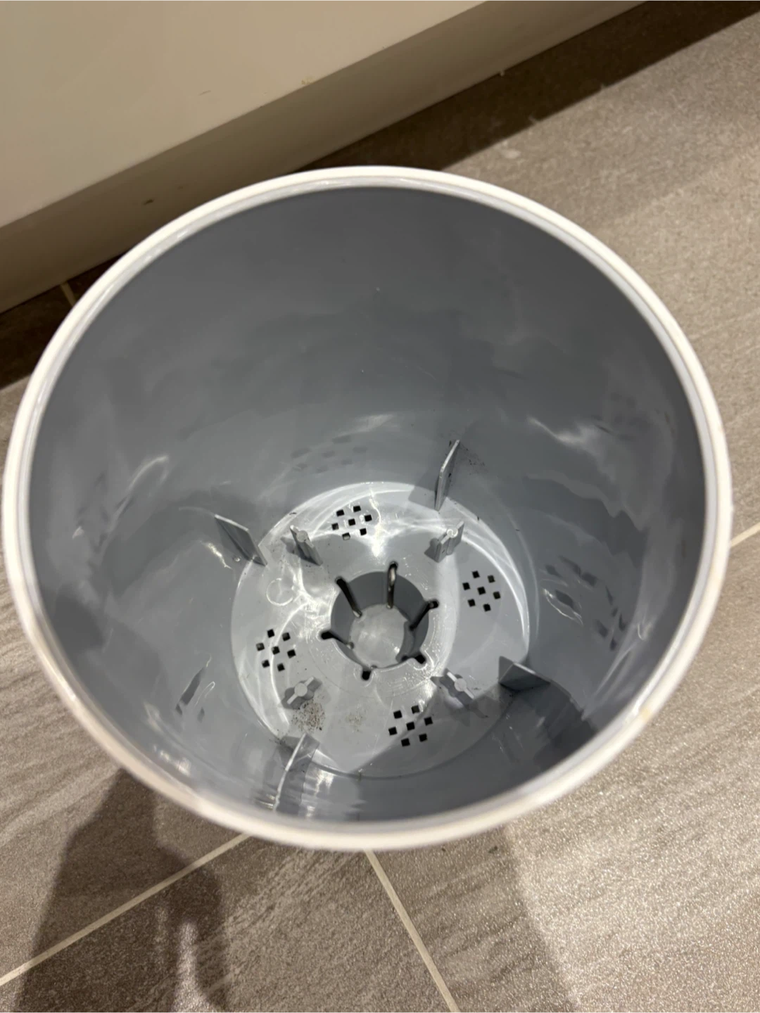 White Plastic Flower Pots - photo 2