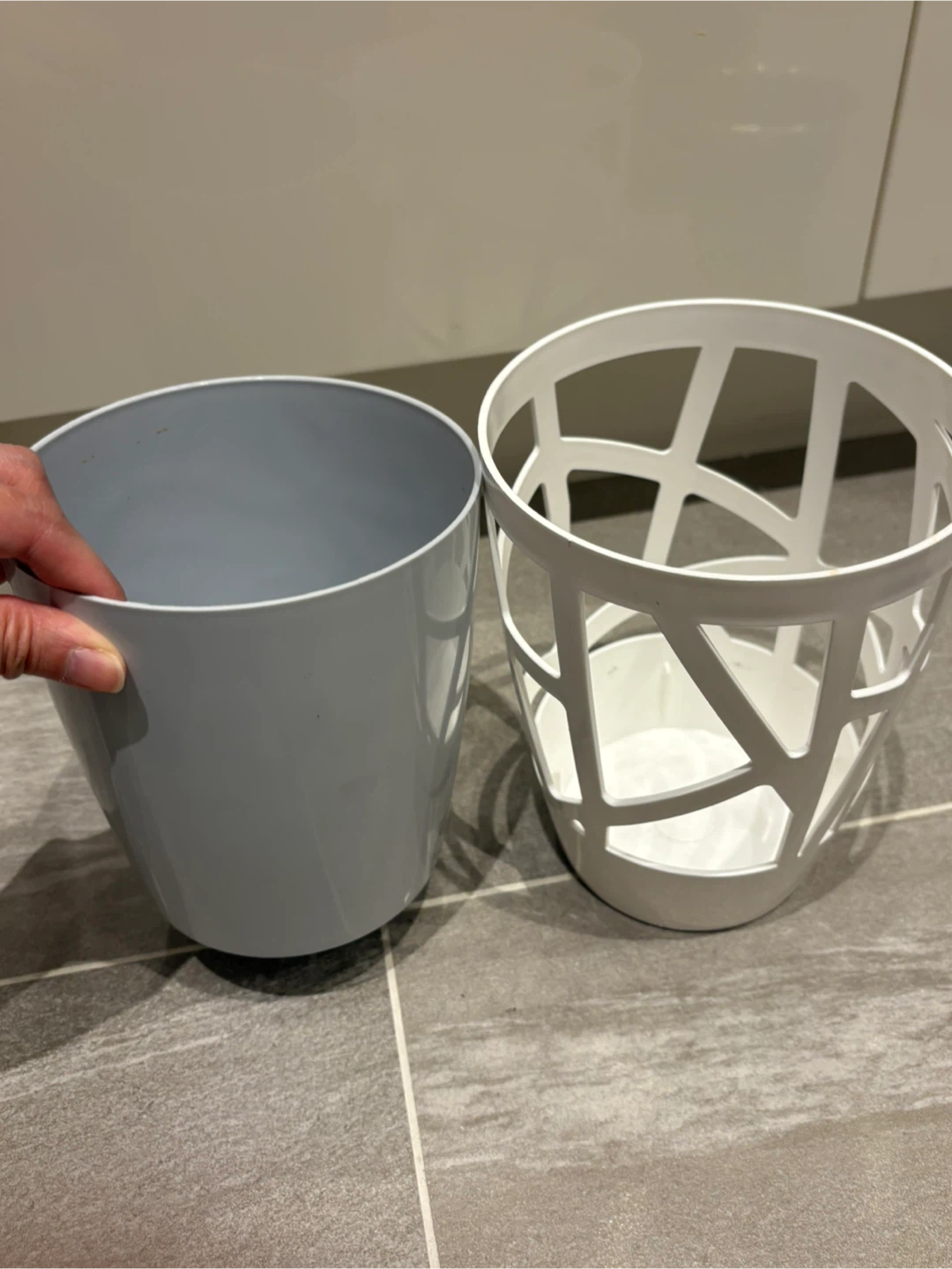 White Plastic Flower Pots - photo 4
