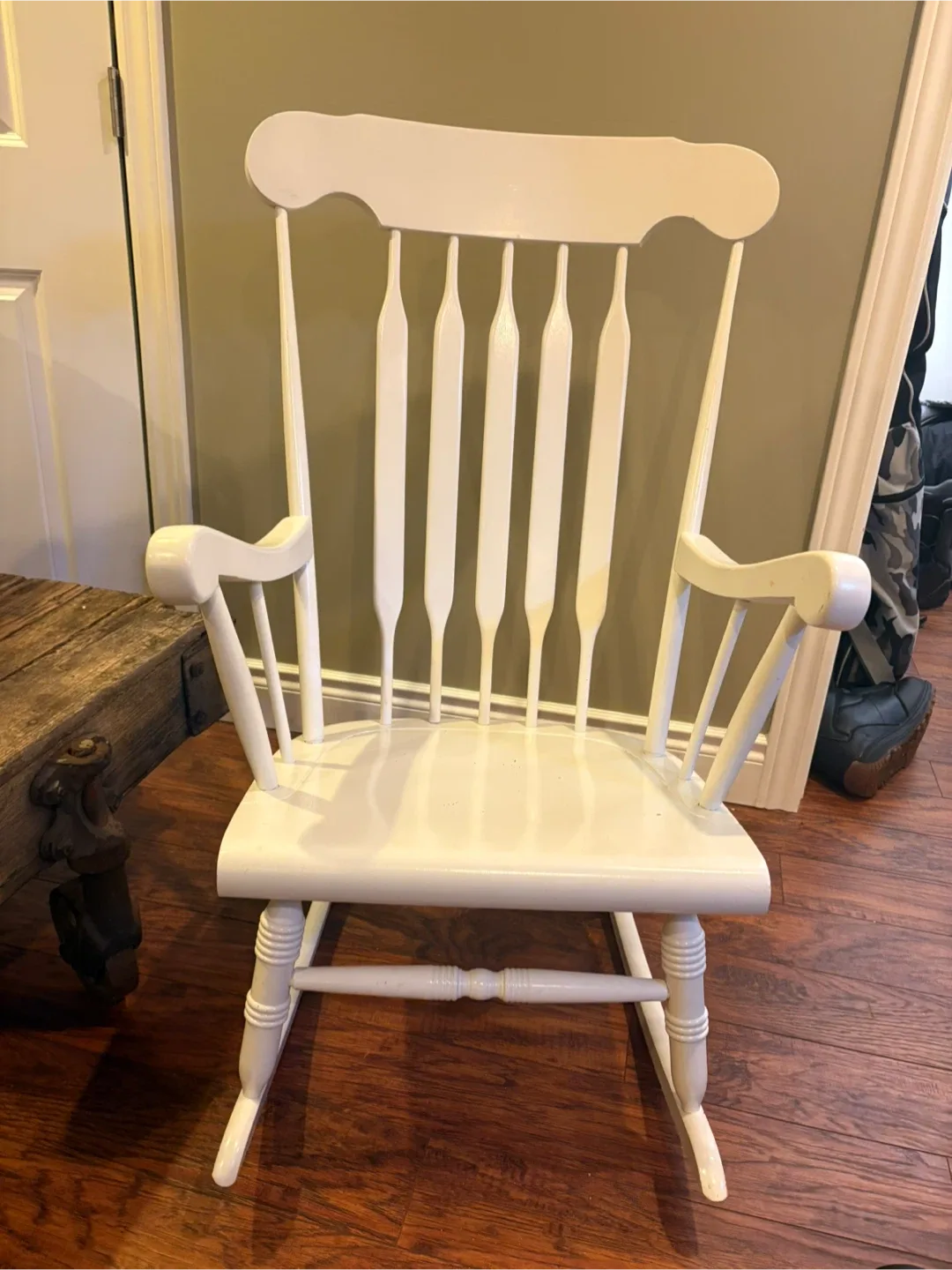 White Wooden Rocking Chair image indicator(2)