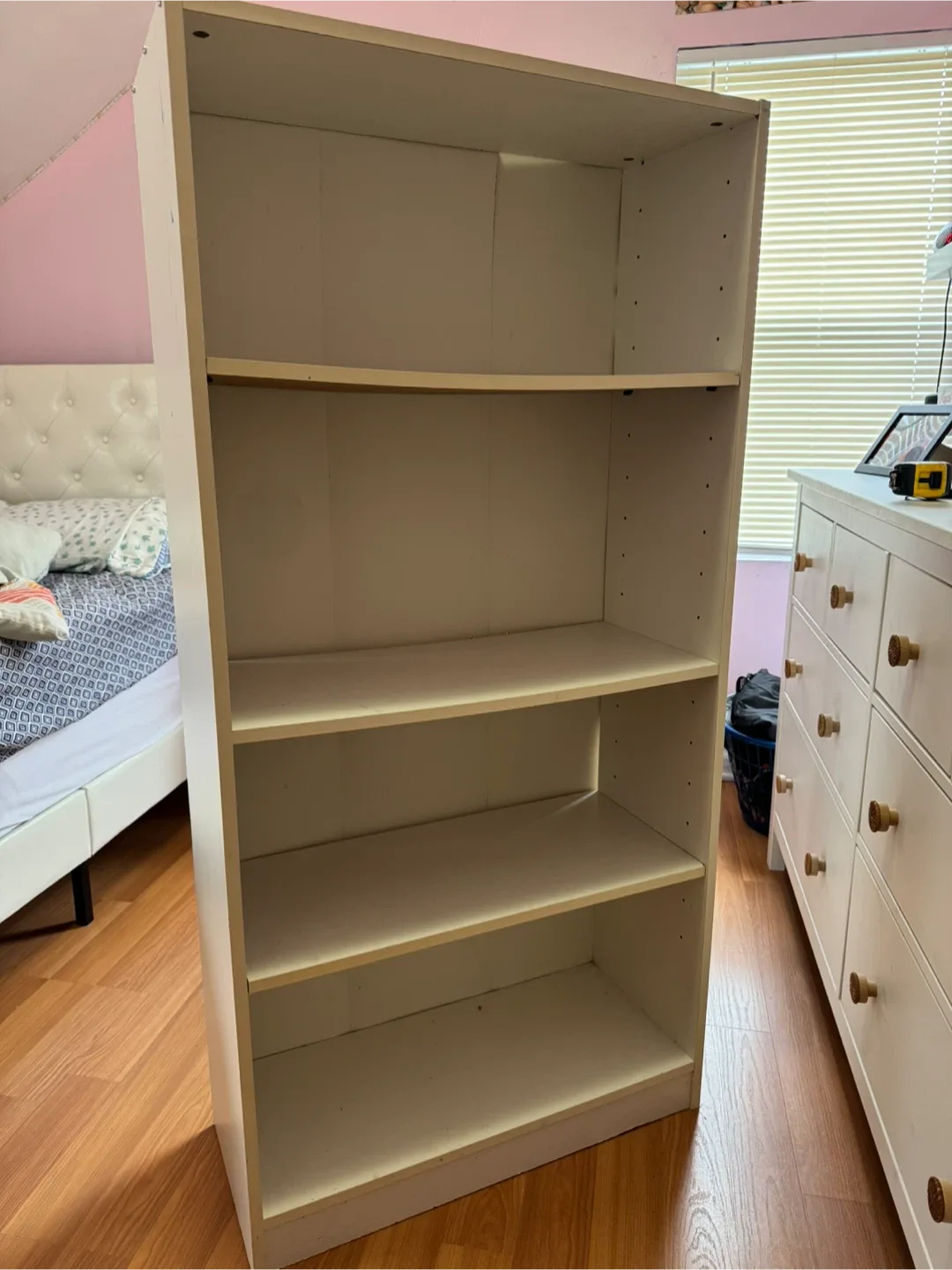 White BookShelf image indicator(2)