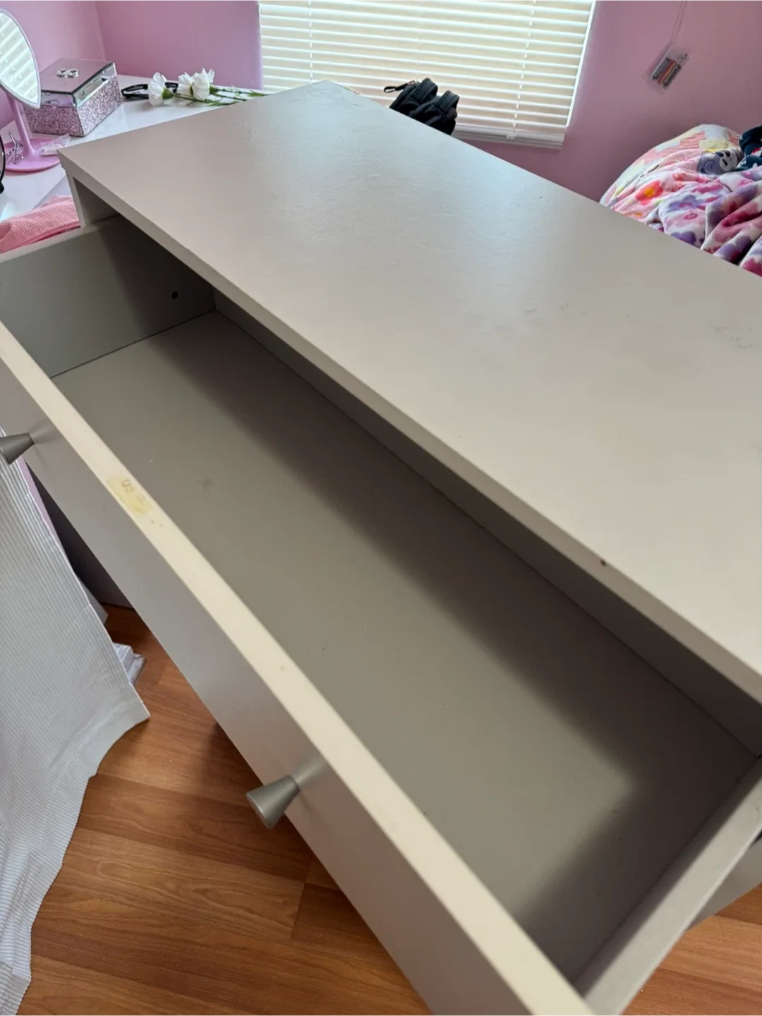 White 5-Drawer Dresser image indicator(2)