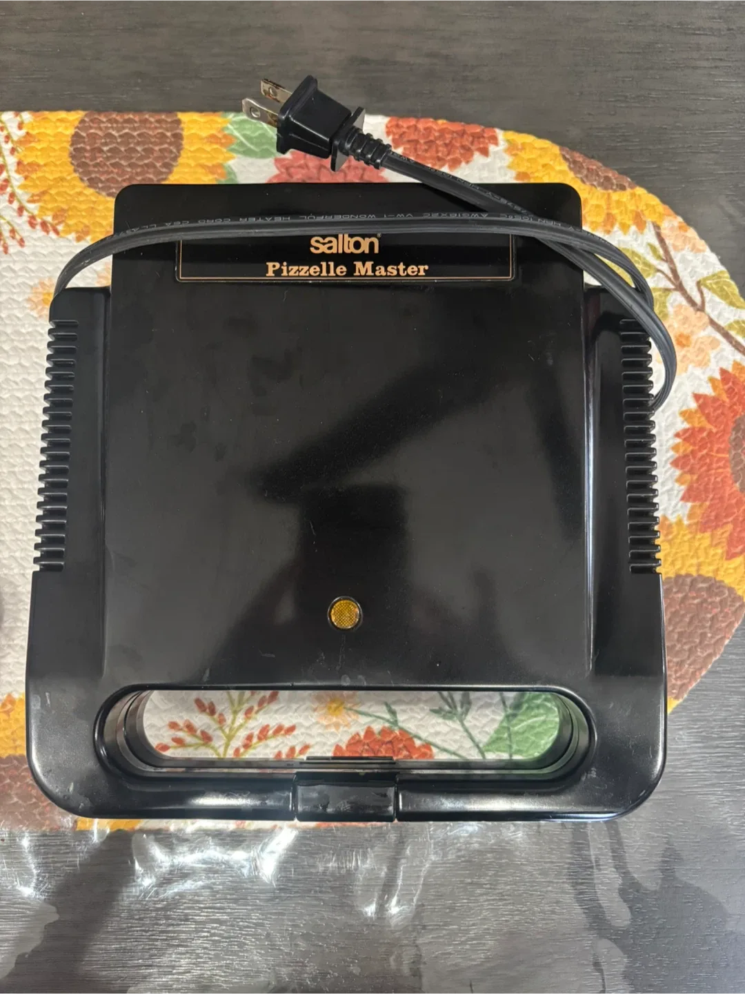 Salton Pizzelle Maker Model WM-6A thumbnail