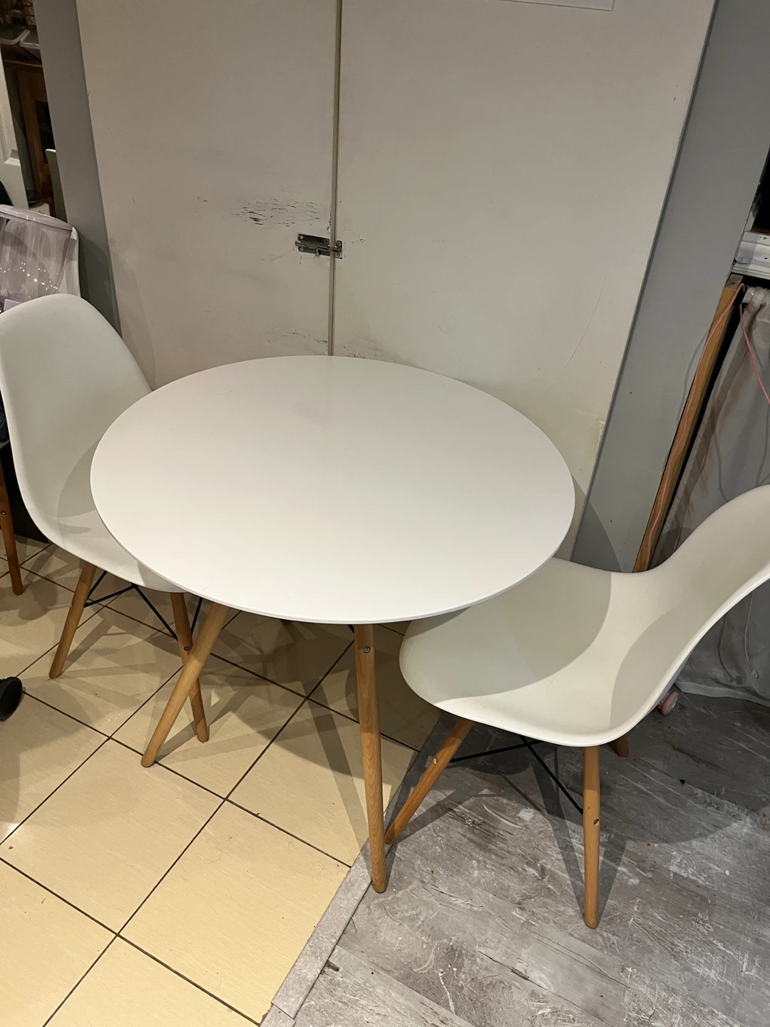 White Round Dining Indoor/Outdoor Table w/ 2 chairs - photo 3