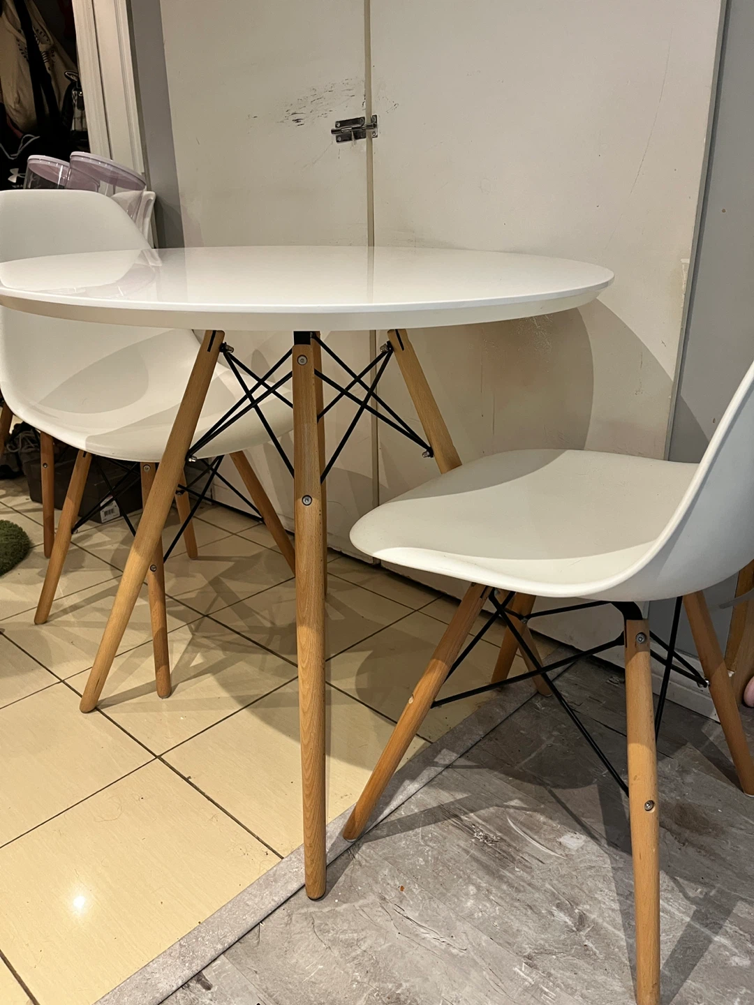 White Round Dining Indoor/Outdoor Table w/ 2 chairs - photo 2