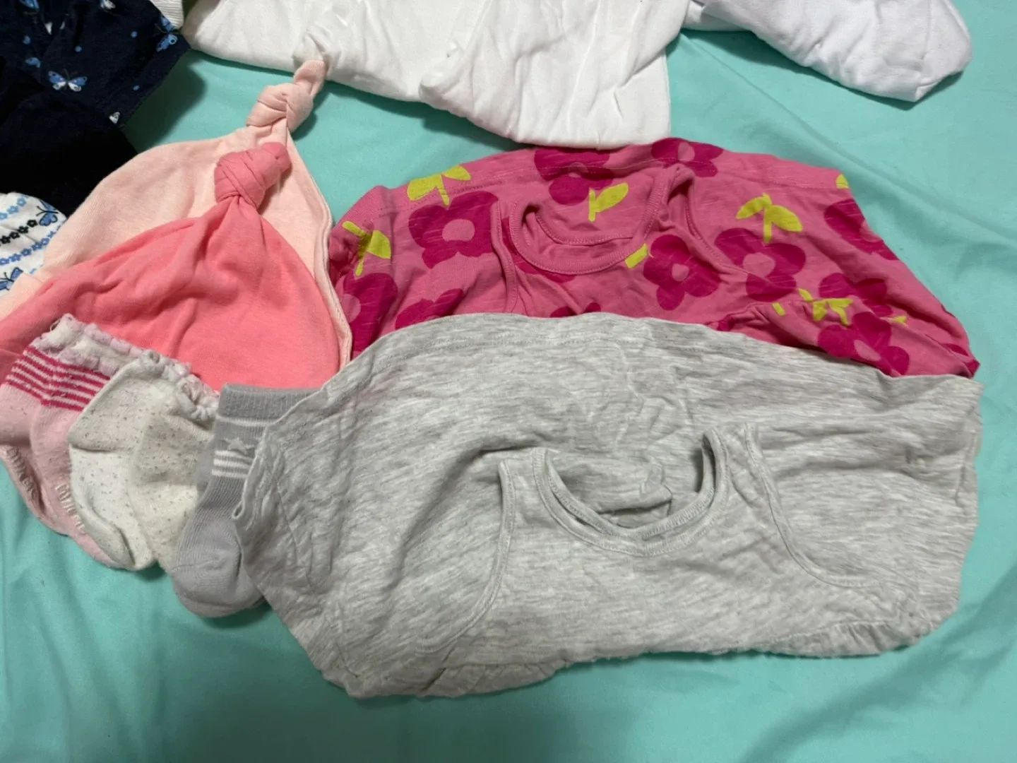 32 pieces mixed Baby Clothes Bundle - Various Brands & Sizes image indicator(6)