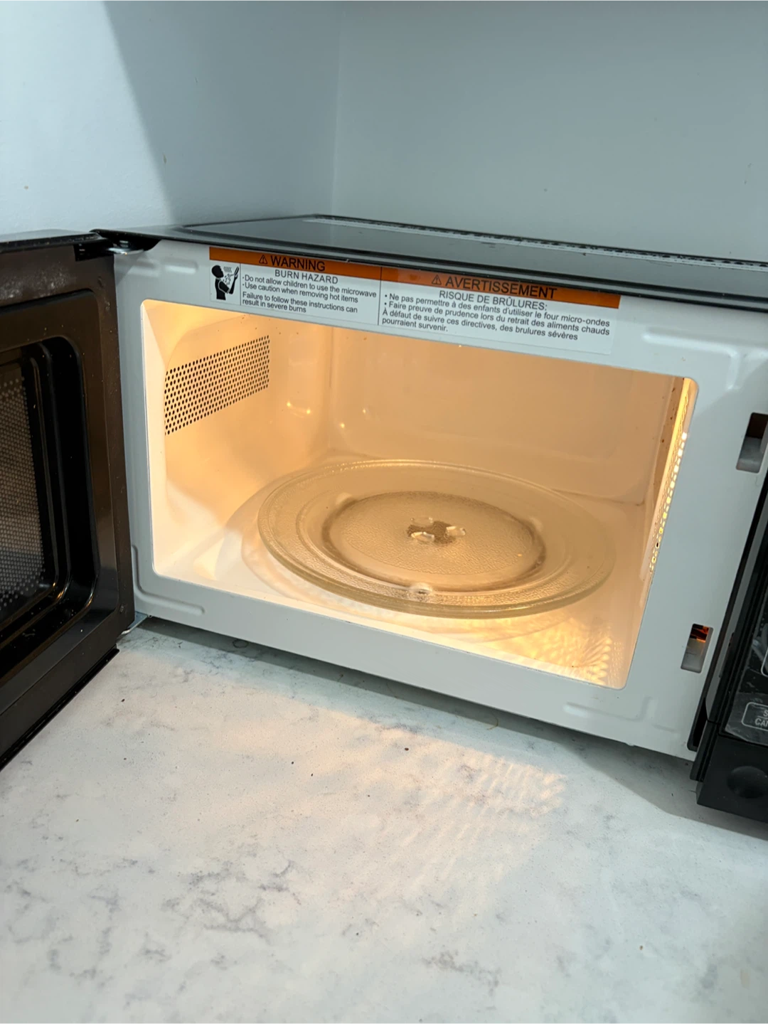 Hamilton Beach Microwave Oven - photo 2