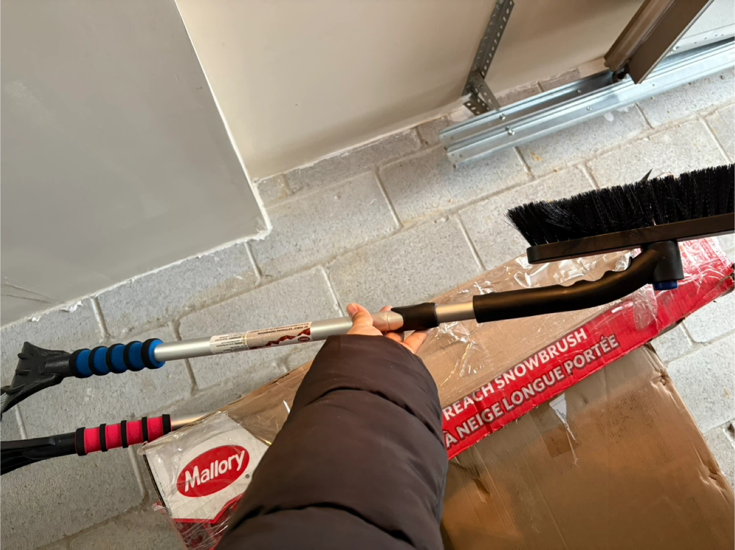 Mallory 52" Extending Snowbrush with Ice Scraper - photo 3