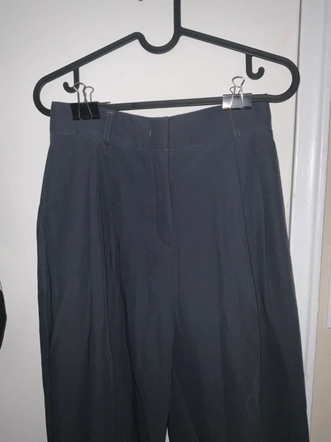 Medium waisted gray pleated tailored pants (Korean brand) image indicator(2)