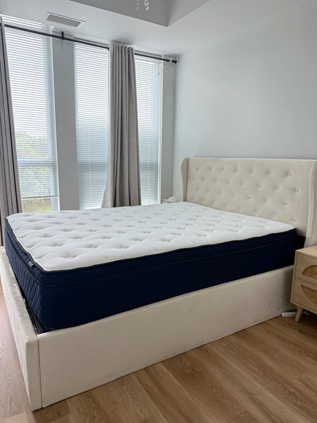 Queen Hydraulic Storage Bed Frame & Hybrid Mattress - photo 2