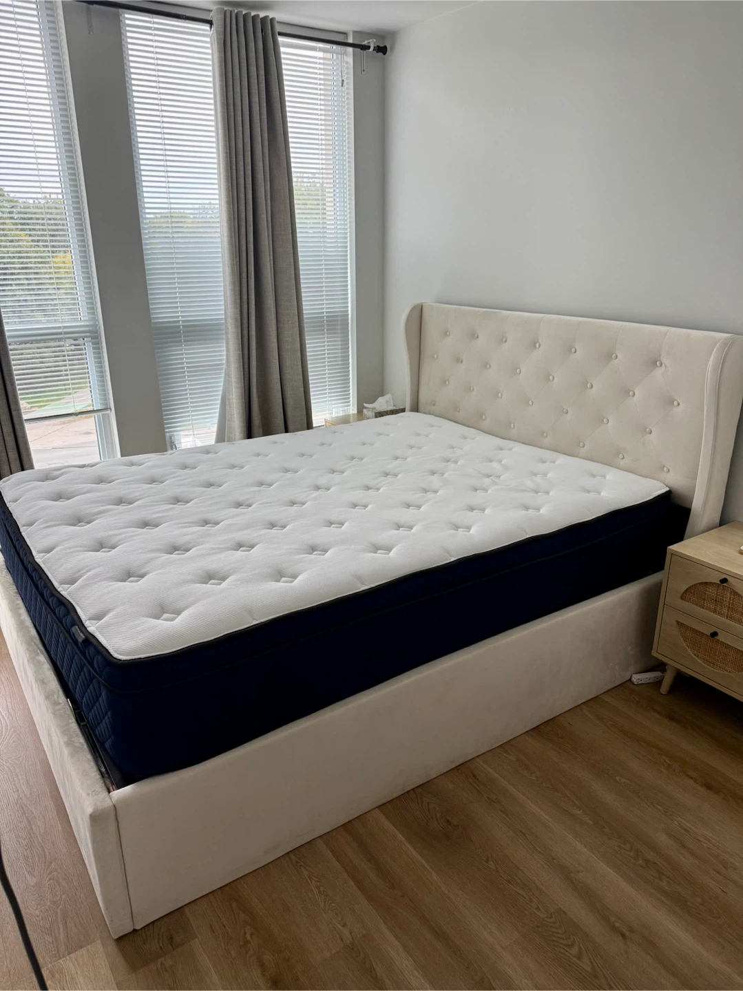 Queen Hydraulic Storage Bed Frame & Hybrid Mattress