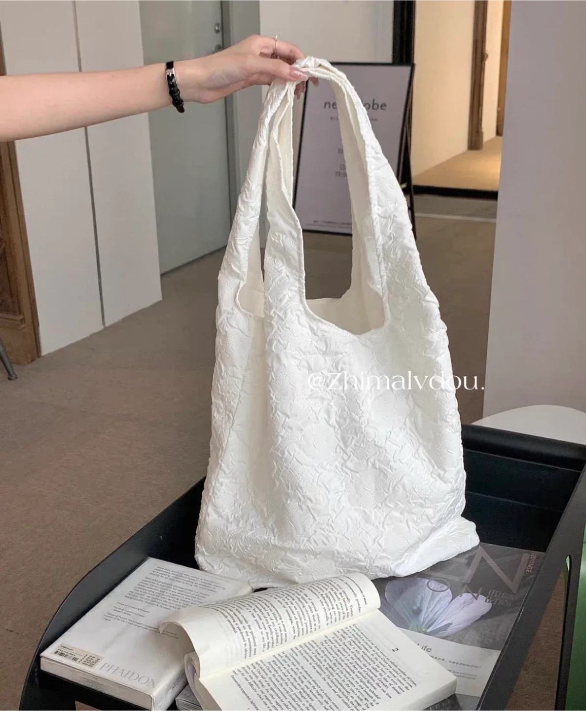Korean-style pleated embossed white canvas shoulder bag