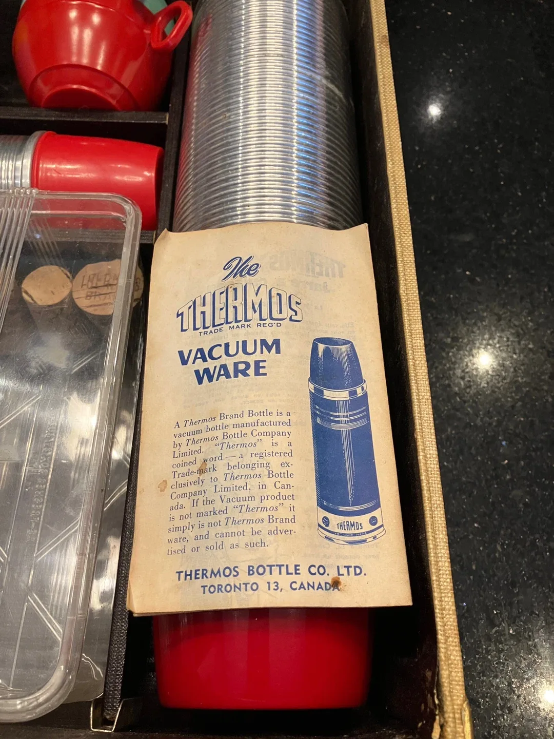 Vintage Carson Quality Luggage Picnic Set with Thermos image indicator(4)