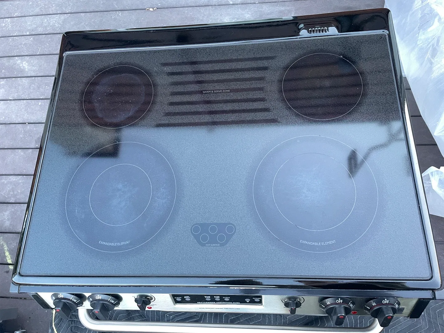 Four Cuisinière Frigidaire Oven with stove top image indicator(2)