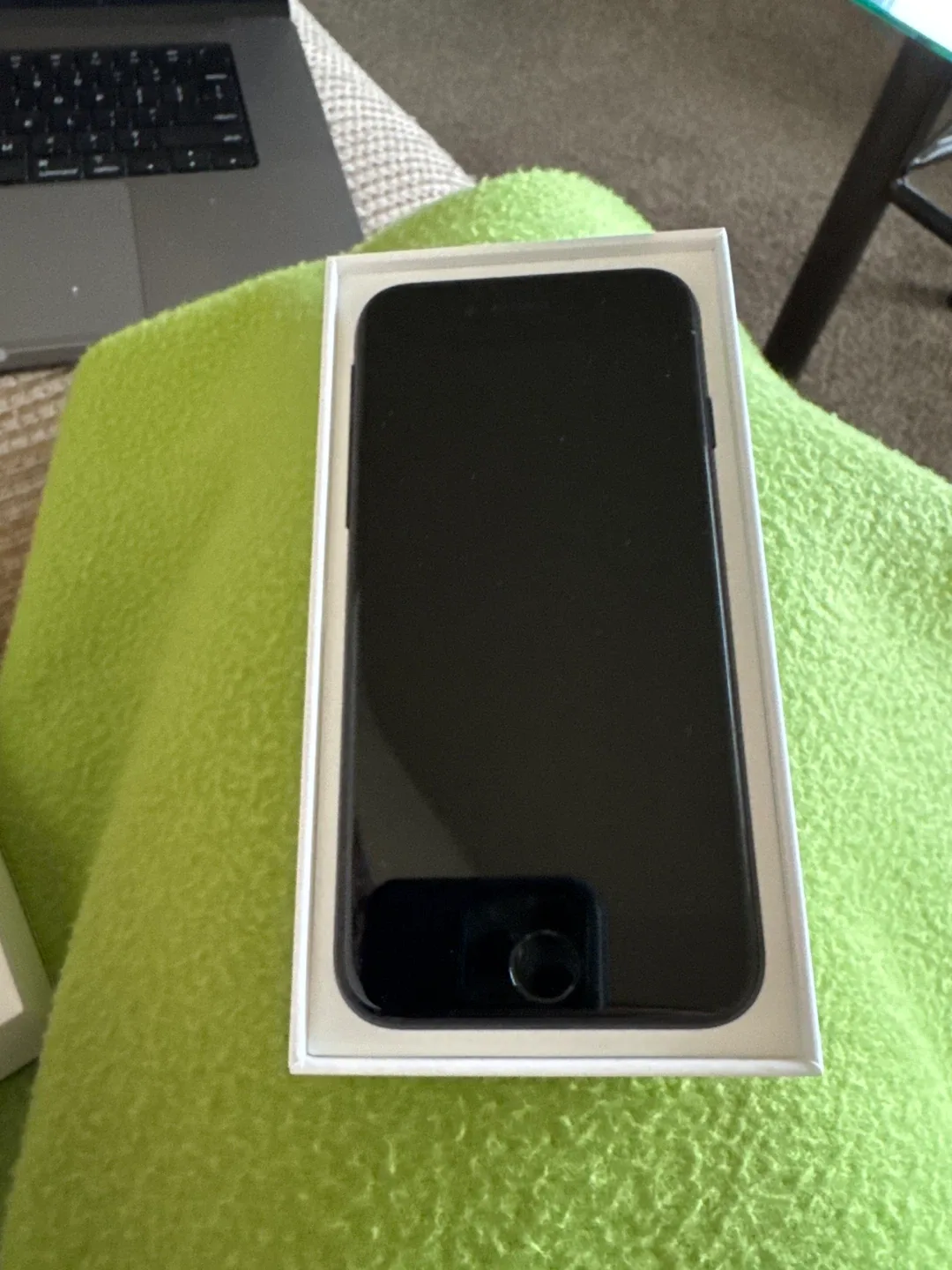 iPhone SE, Black, 128GB thumbnail