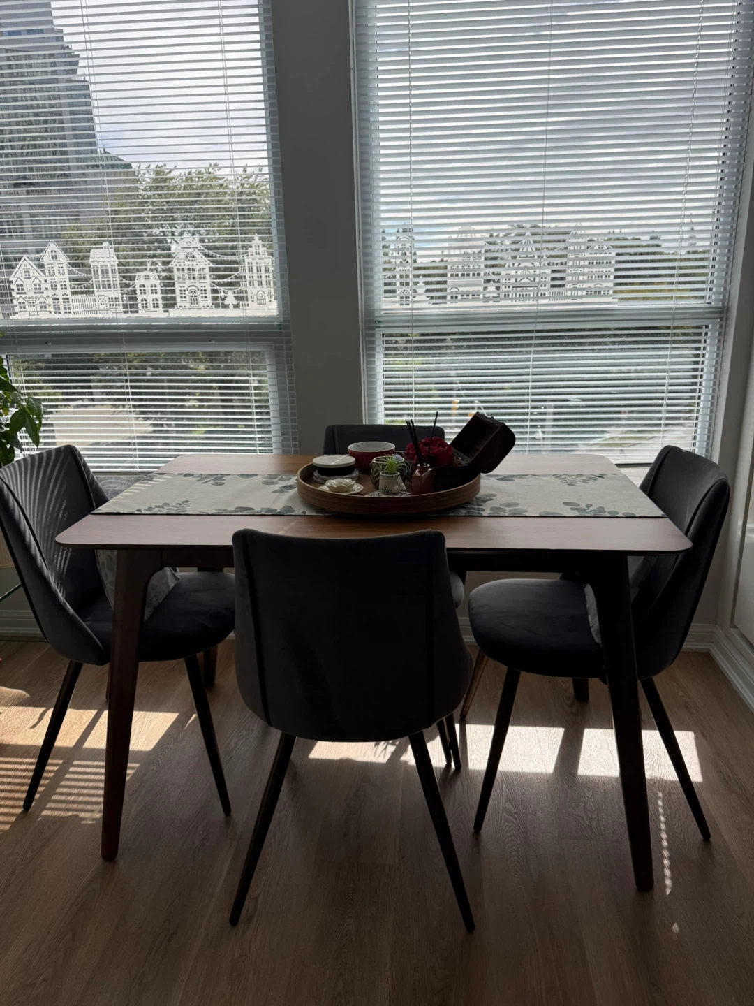 Dining table and Dining Chairs - Set of 4 - photo 2