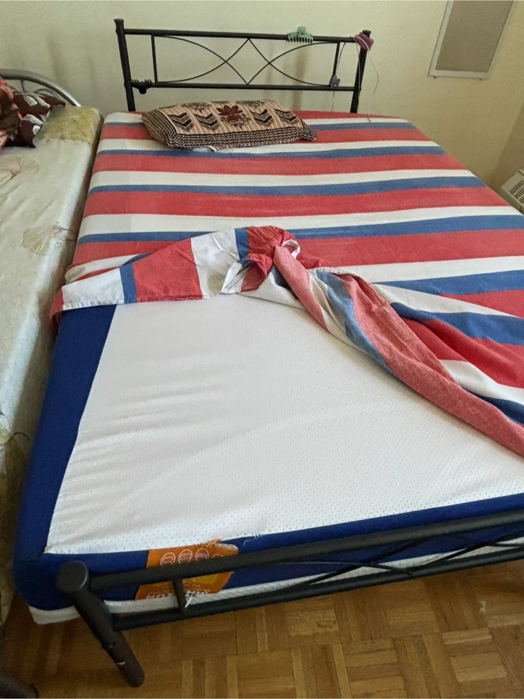 Memory medium Foam queen size mattress image indicator(3)