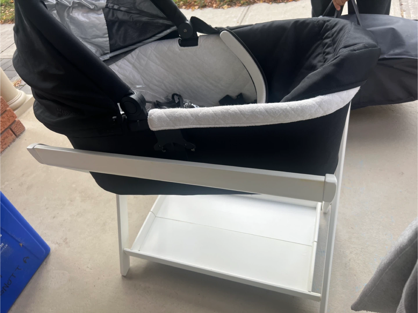 Uppababy bassinet and stand 2012 - photo 3