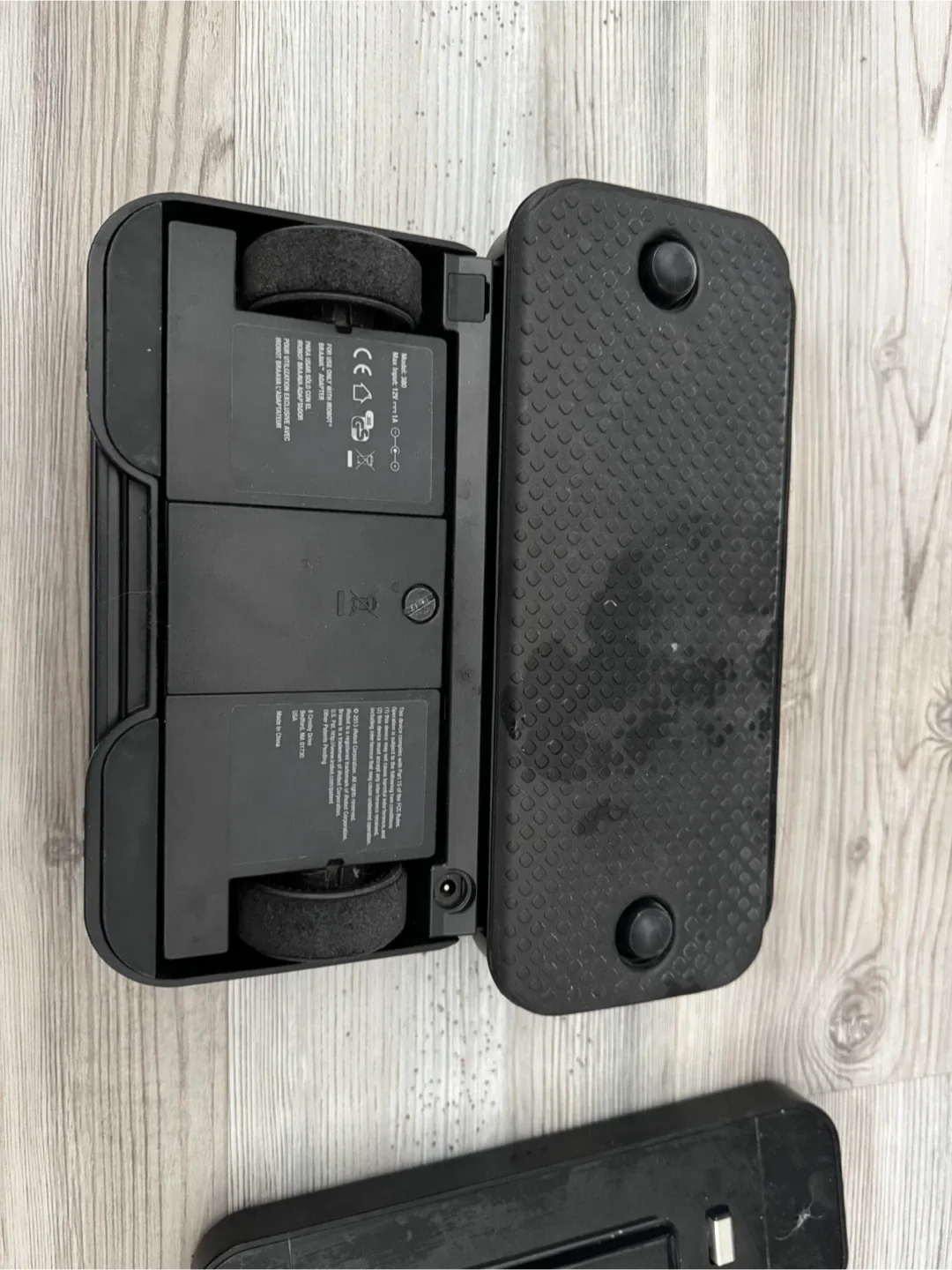 iRobot Braava Jet 240 Mopping Robot image indicator(2)