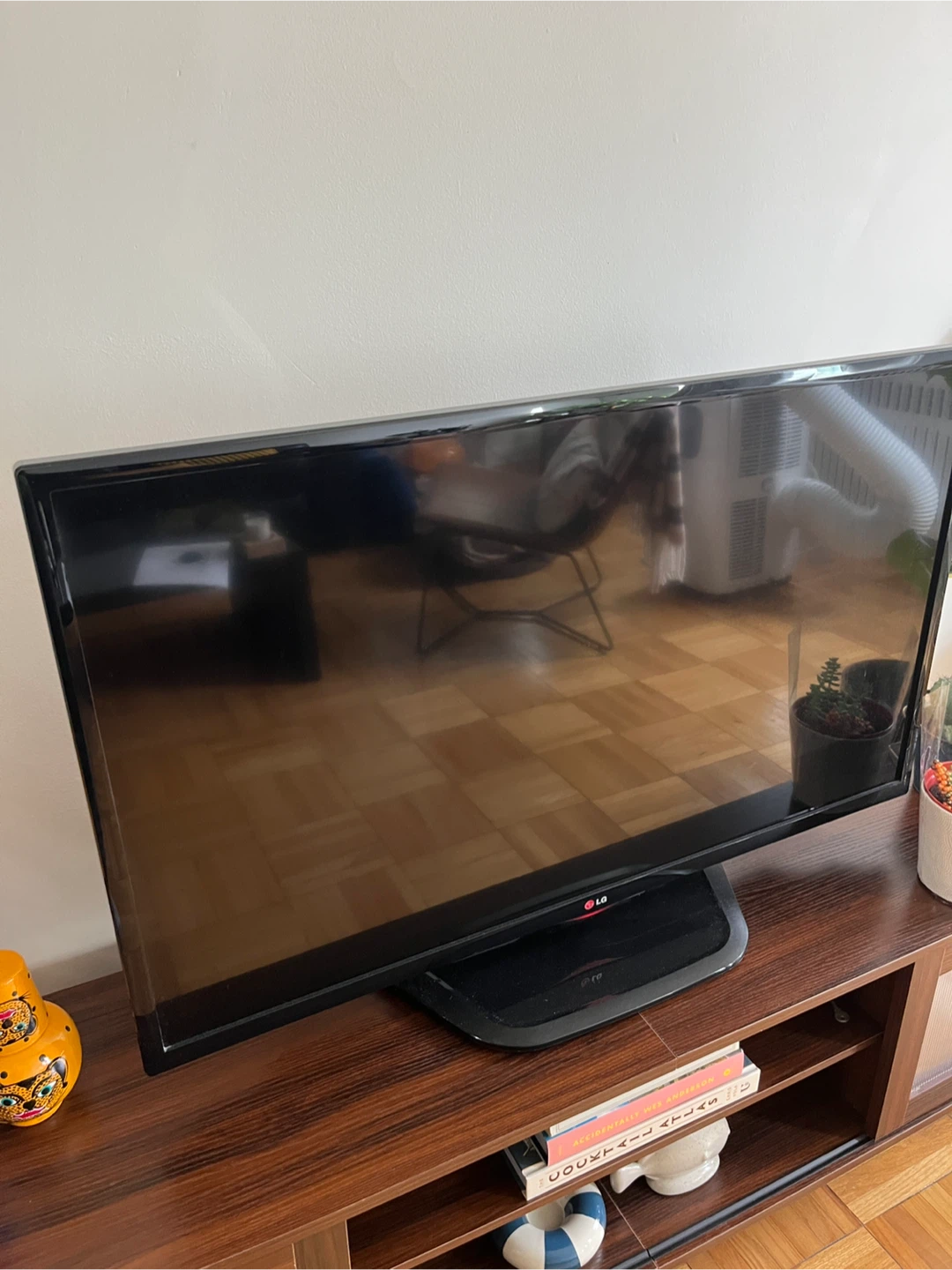 LG TV - 40 inch - photo 3