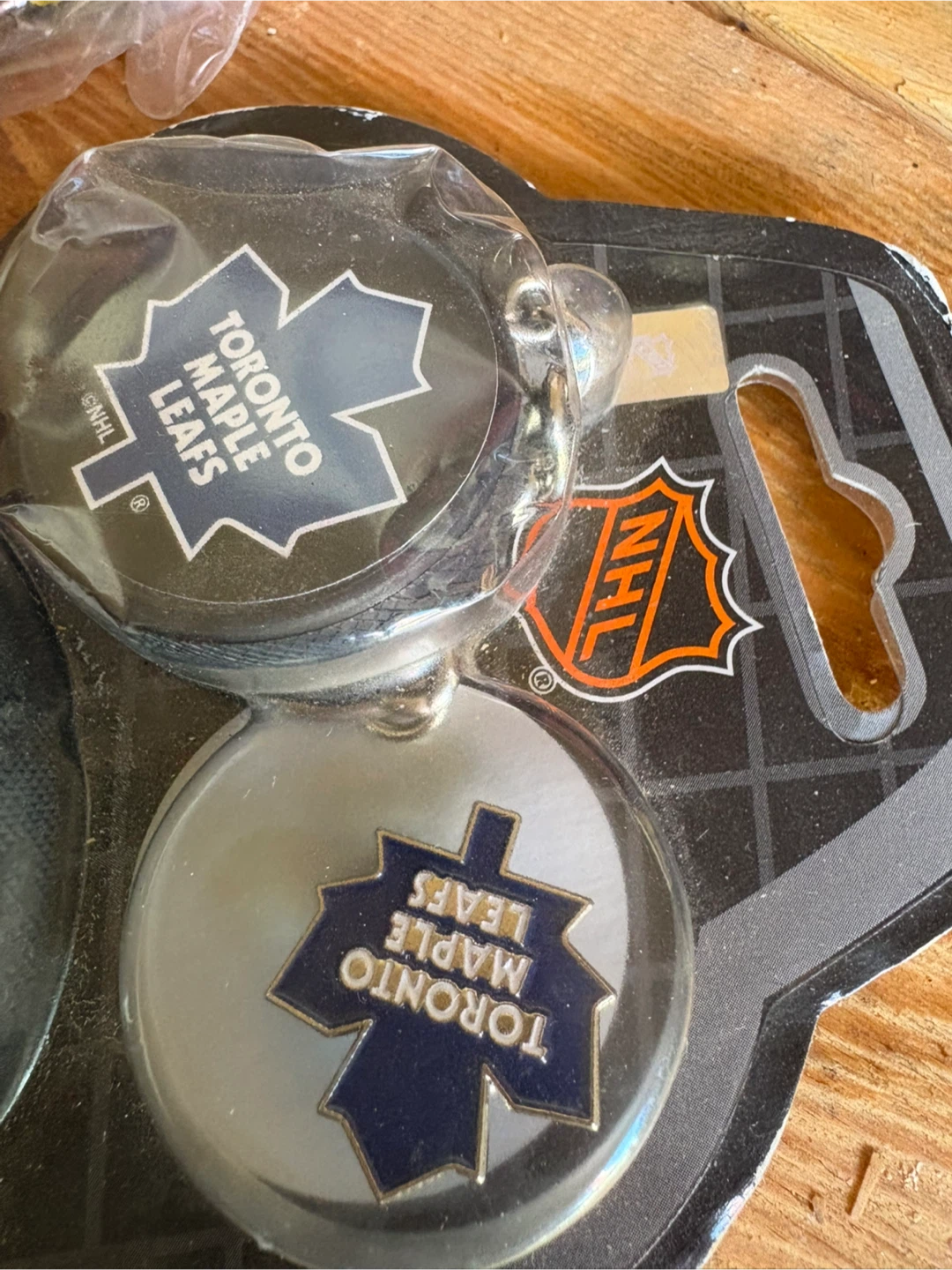 Toronto Maple Leafs Hockey Puck & Keychains - photo 3