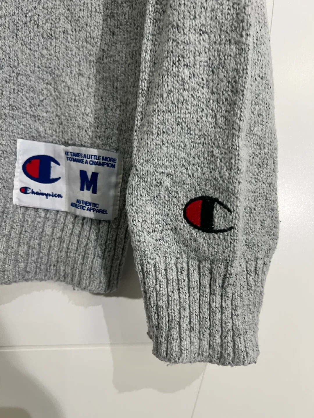Champion Sweater - Medium image indicator(4)