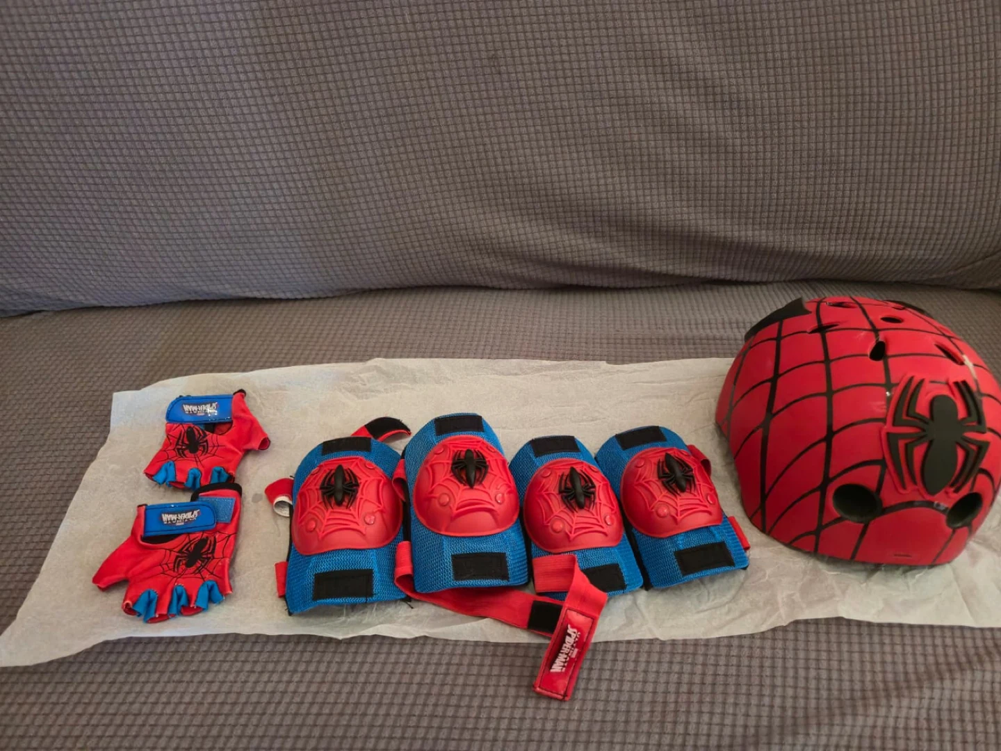 Spiderman Helmet & Protective Gear Set - photo 2