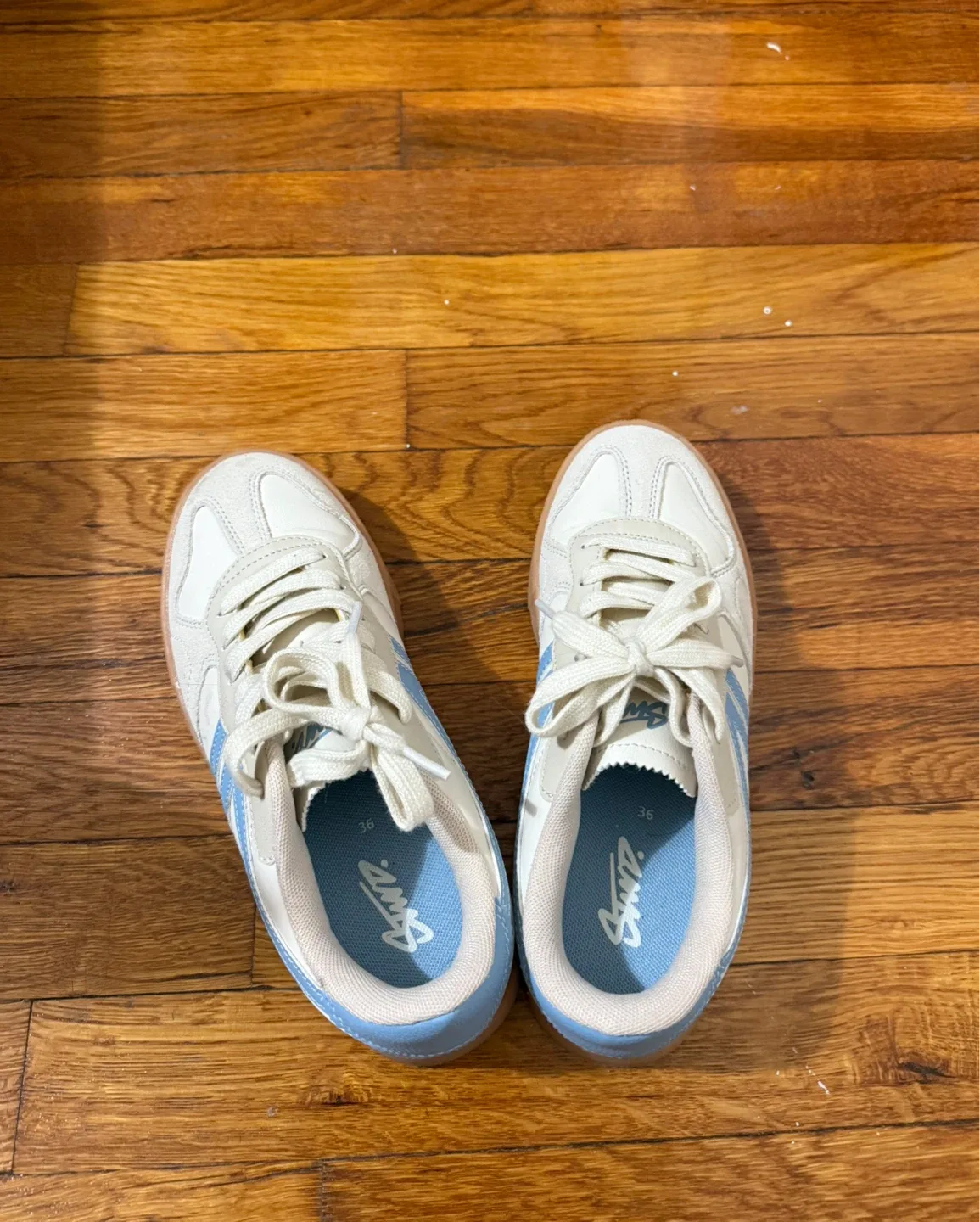 white & blue sneakers size 6 image indicator(3)