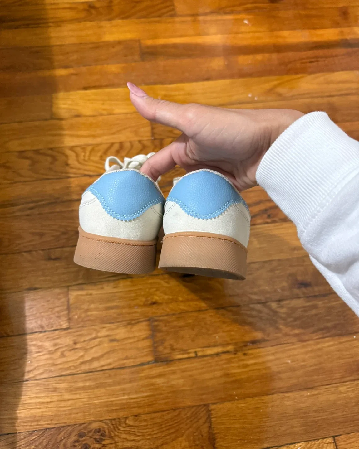 white & blue sneakers size 6 image indicator(4)