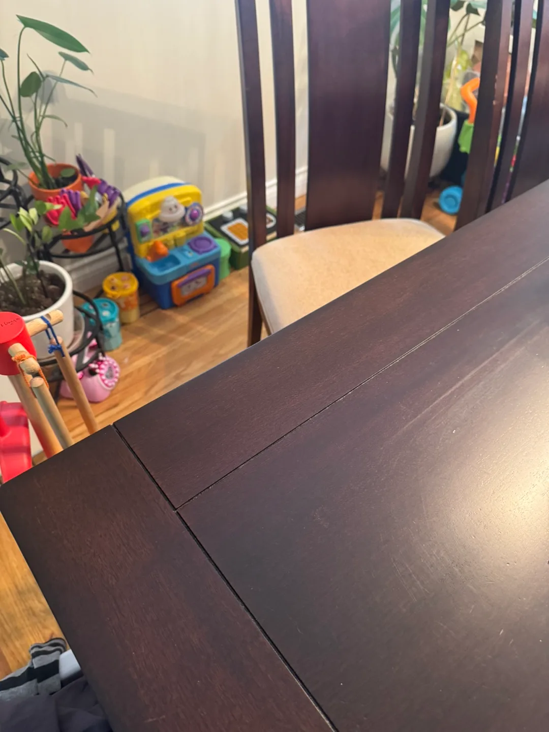 Dining table and chairs image indicator(2)