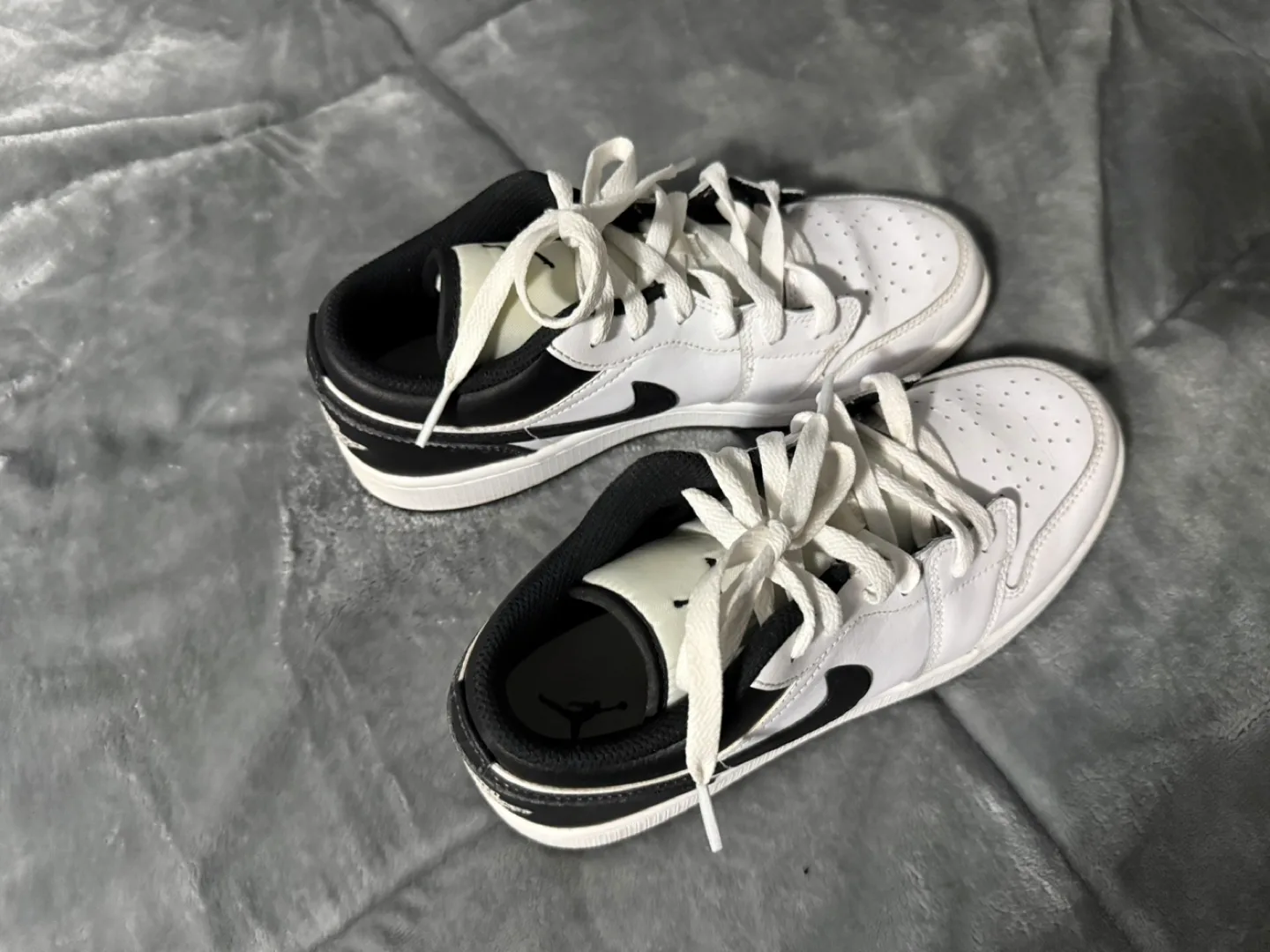 Jordan 1 Low White Black Sneakers - Size US 6Y image indicator(5)