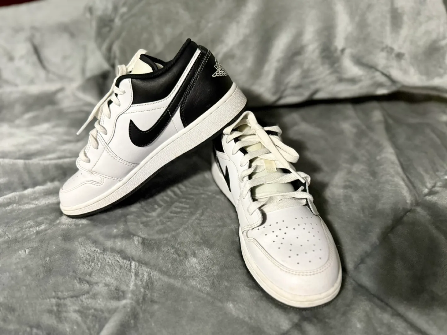 Jordan 1 Low White Black Sneakers - Size US 6Y image indicator(2)